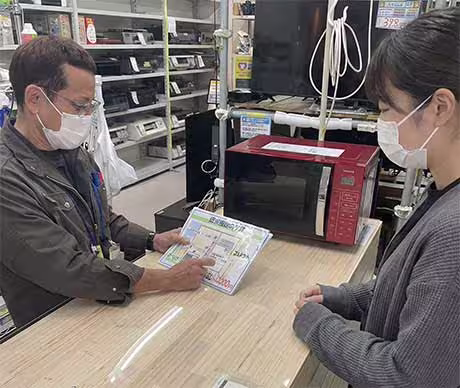 リサイクルショップストーリー窓口での電気工事の相談の様子